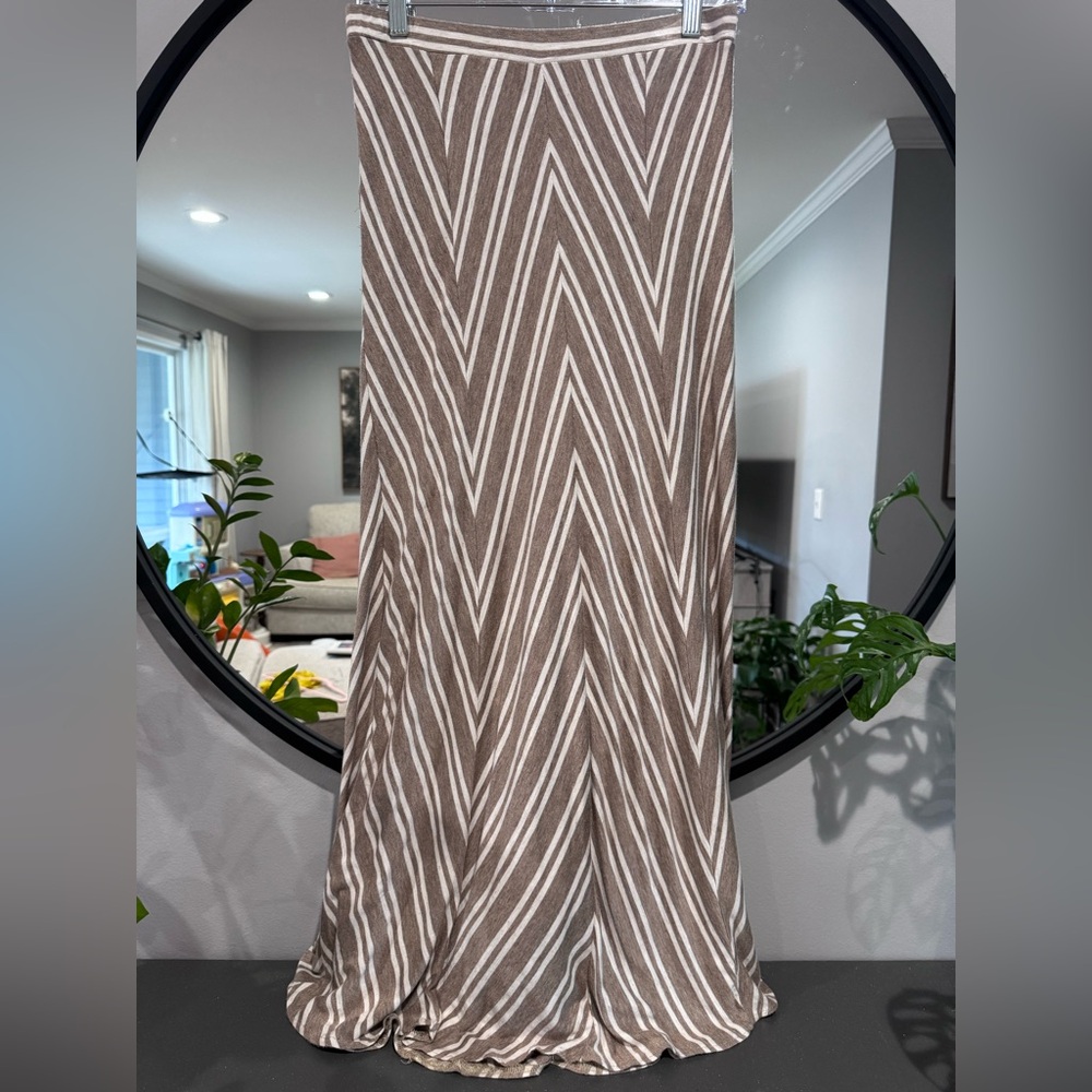 Max Studio Stylish taupe and off white Chevron Maxi Skirt.